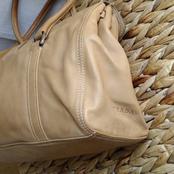 Prada Cuervo tan soft leather shoulder bag. - Picture 6 of 13